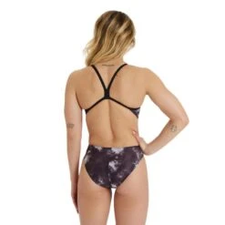 Arena Damesbadpak Met Allover Challenge Back - Zwart/Zwart Multi -Belly Verkoopwinkel arena damesbadpak met allover challenge back zwartzwart multi 1